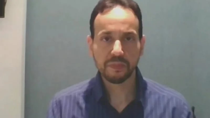 استشاري يوضح خطورة إتباع طريقة طق الأبهر .. فيديو