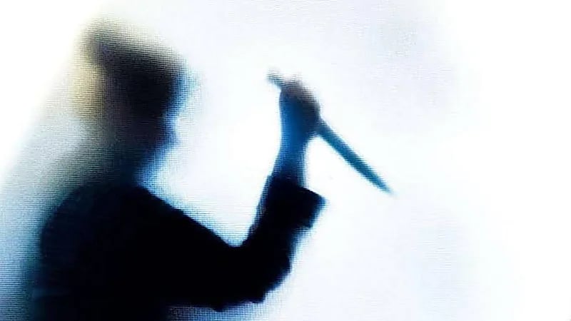 امرأة تطعن زوجها في عينه بسبب أغنية على اليوتيوب