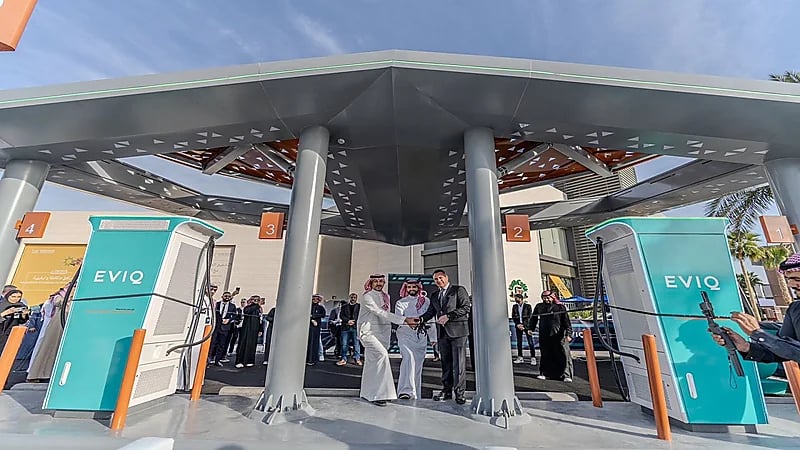 أول محطة شحن فائقة السرعة للسيارات الكهربائية في الرياض..فيديو