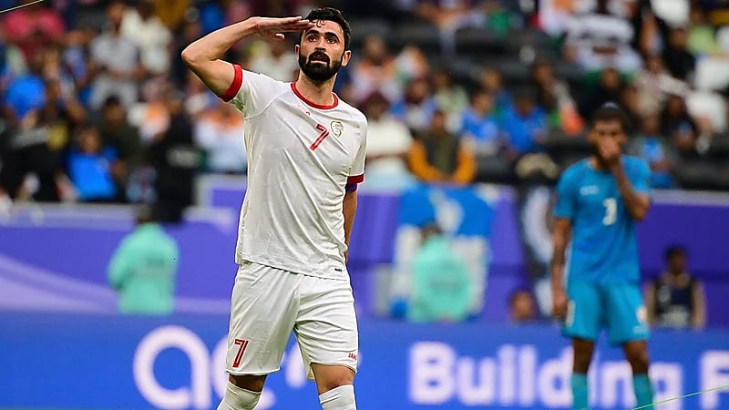 عمر خربين يُلقي التحية لـ السومة بعد هدفه في شباك الهند .. فيديو