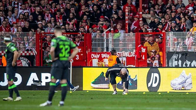 كرات تنس وشوكولاتة تعطل مباريات الدوري الألماني