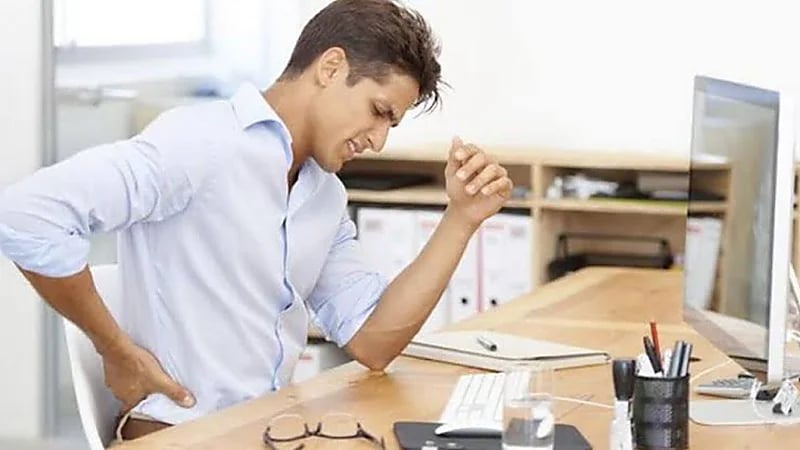 استشاري: الإصابات المكتبية بعضها ناتج عن مكان عمل غير مهيأ .. فيديو