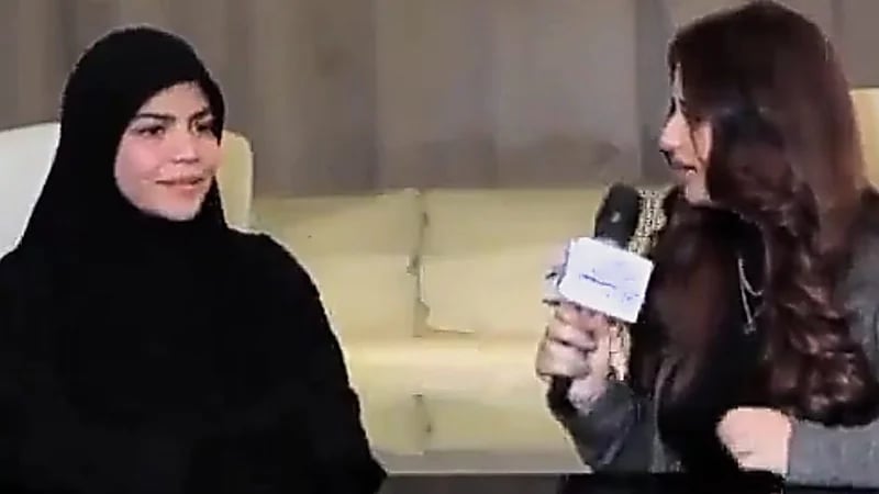 مذيعة تنفجر غاضبة في فتاة لرفضها حضور عرس أختها في حال قامت بتشغيل أغاني .. فيديو