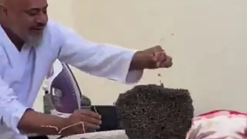 شخص يمازح صديقه برمي خلية نحل على وجهه وهو نائم .. فيديو