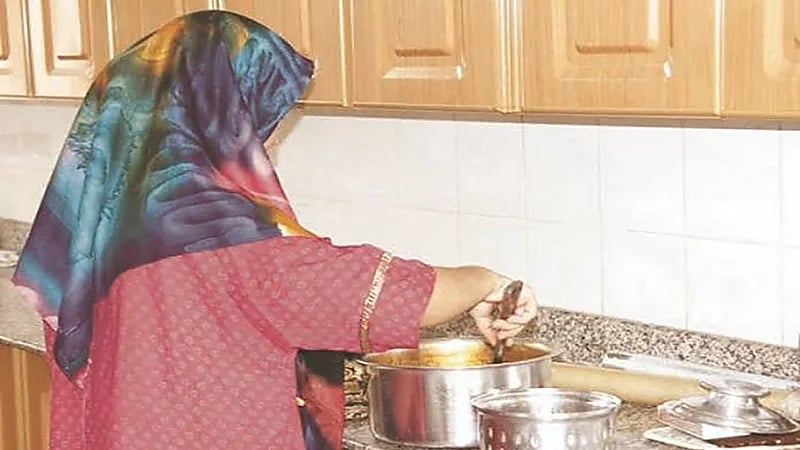 قانوني يوضح كيفية الإبلاغ عن احتيال مكاتب الاستقدام..فيديو