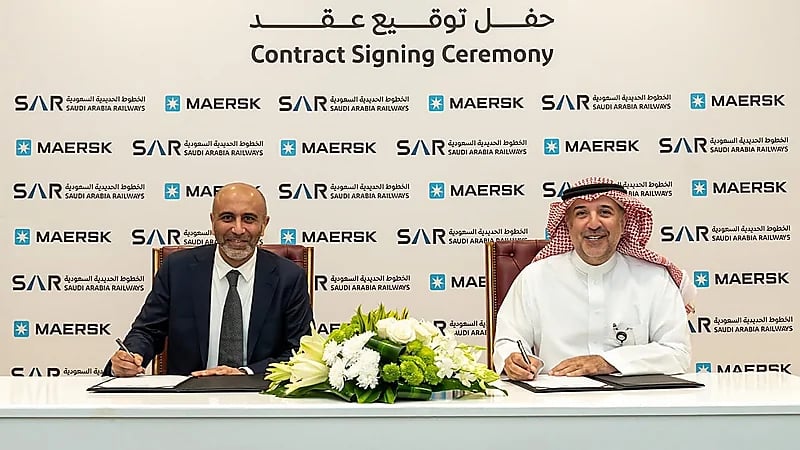 الخطوط الحديدية توقع اتفاقية مع ميرسك لزيادة أعداد الحاويات .. صور