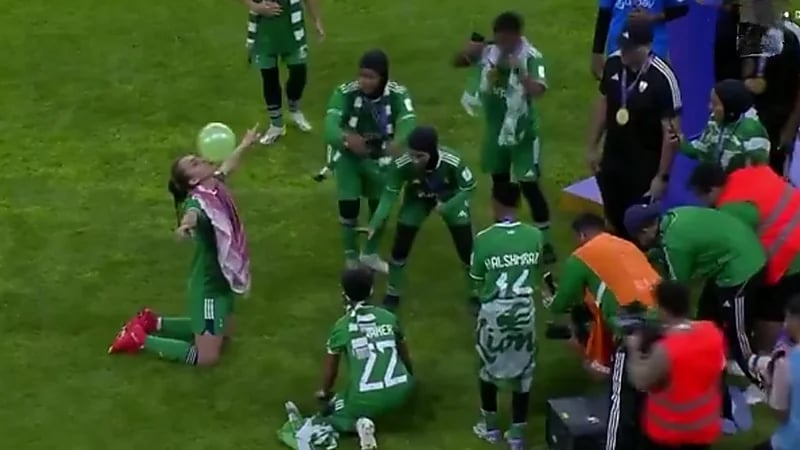 لاعبة الأهلي تحتفل على طريقة علي البليهي .. فيديو