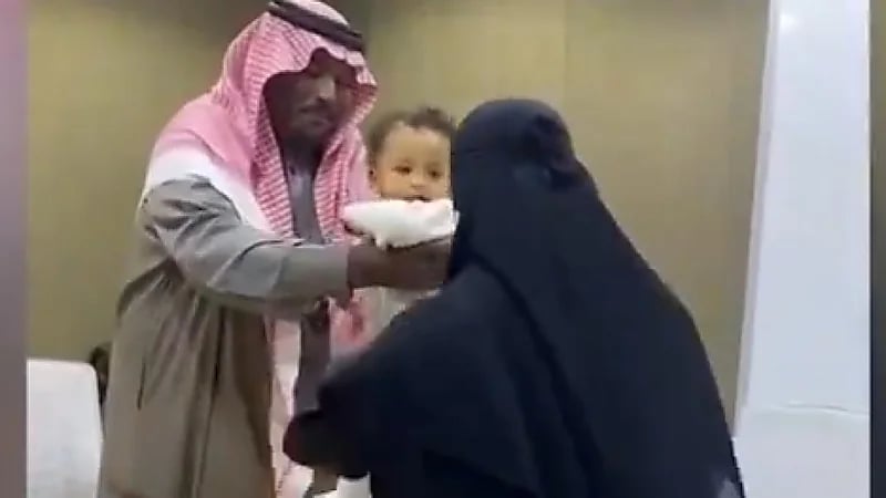 مشهد مؤثر لزوجان لا ينجبان لحظة موافقة جمعية الوداد على طلبهم باحتضان طفل..فيديو