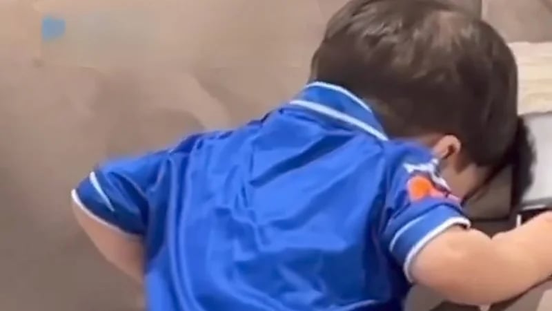 ردة فعل طفل بعد خسارة الهلال .. فيديو