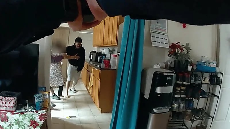 شرطيان أمريكيان يطلقان النار على مراهق يعاني من مشاكل نفسية .. فيديو