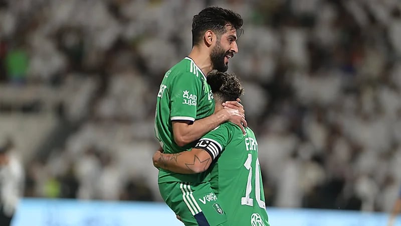 الأهلي يتغلب على الشباب بهدفين .. صور وفيديو