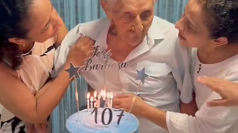 مسن يحتفل بعيد ميلاده الـ 107 .. فيديو