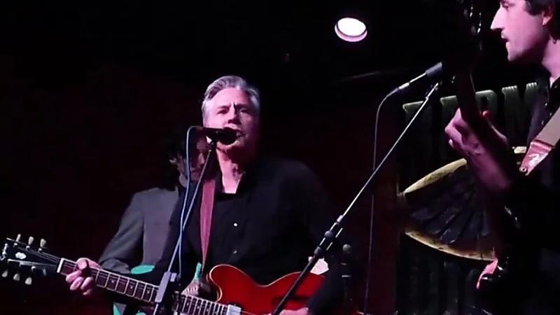 ‎وزير خارجية أمريكا يغني ويعزف مع فرقة موسيقية في حانة بكييف   .. فيديو