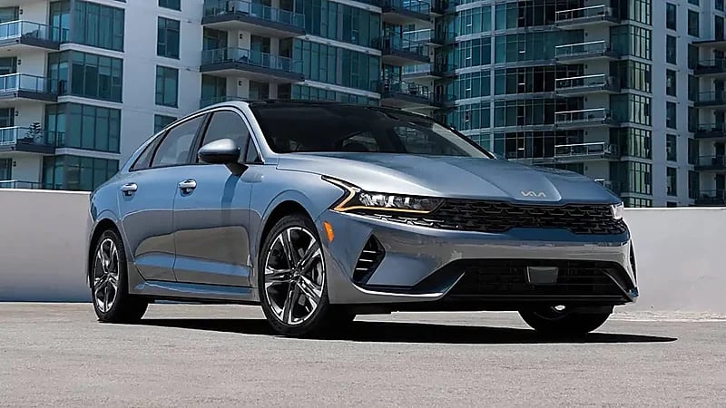 متخصص سيارات يكشف مواصفات كيا  k5 2024.. فيديو