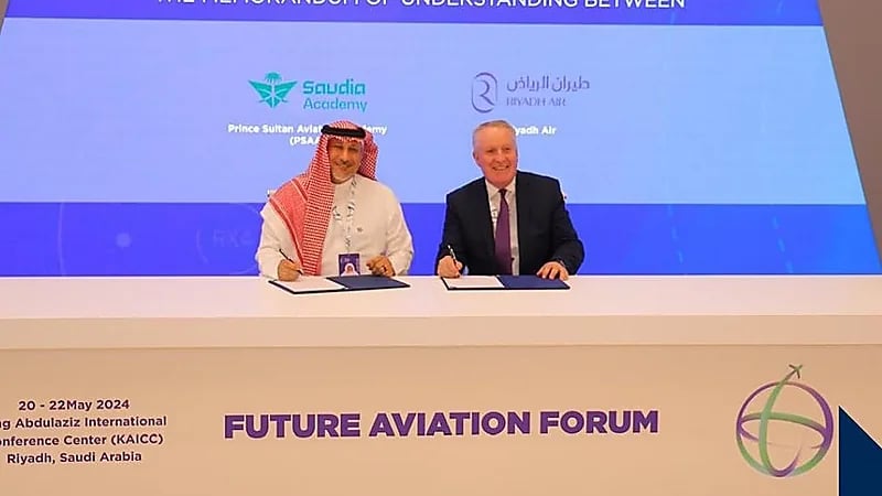 أكاديمية الأمير سلطان لعلوم الطيران توقع مذكرة تفاهم مع طيران الرياض .. صور