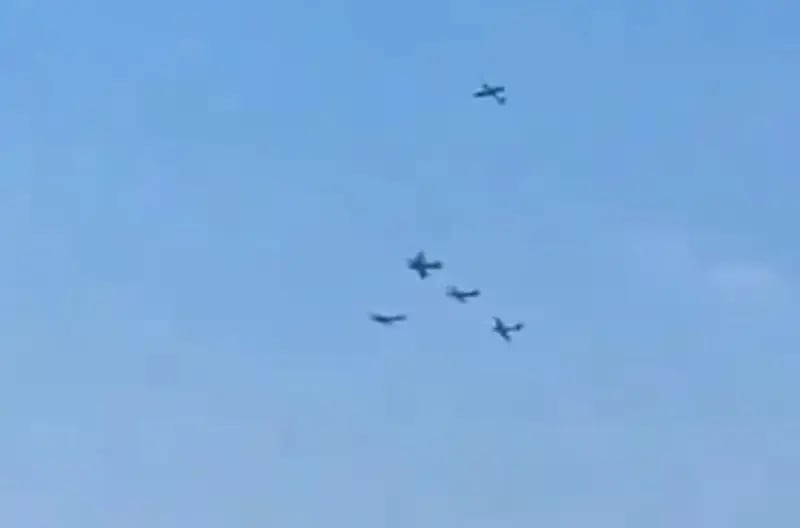 تصادم طائرتين خلال عرض جوي ومقتل الطيار .. فيديو