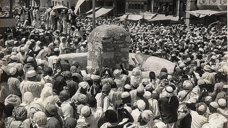 لقطة نادرة لحجاج يلقون الجمرة الوسطى في الخمسينيات الميلادية