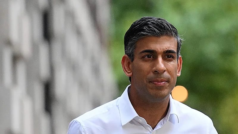 "قبلة" تضع رئيس وزراء بريطانيا في موقف حرج .. فيديو