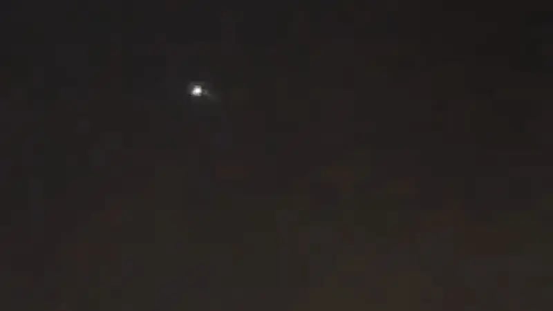 قوات الأمن تقطع الطريق على حافلة بها حجاج بدون تصاريح . فيديو