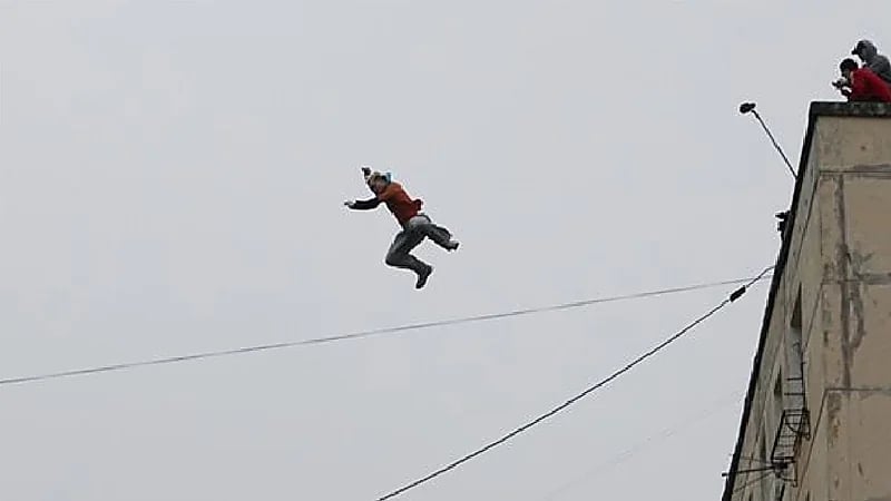 امرأة ترمي زوجها من سطح منزلهما بسبب عدم الذهاب معها للسوق