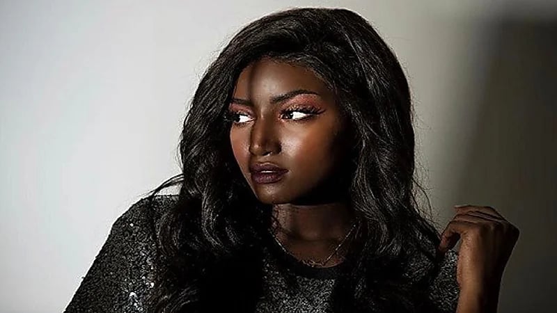 عبير سندر تفاجئ اطفالها بحلق شعرها كاملا .،فيديو