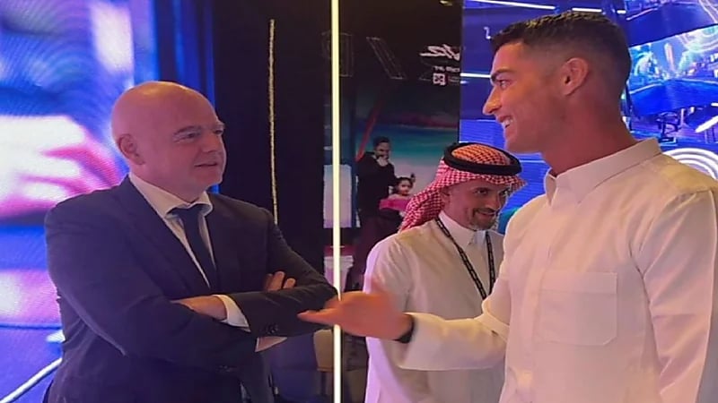 رونالدو بالزي السعودي بصحبة رئيس الفيفا