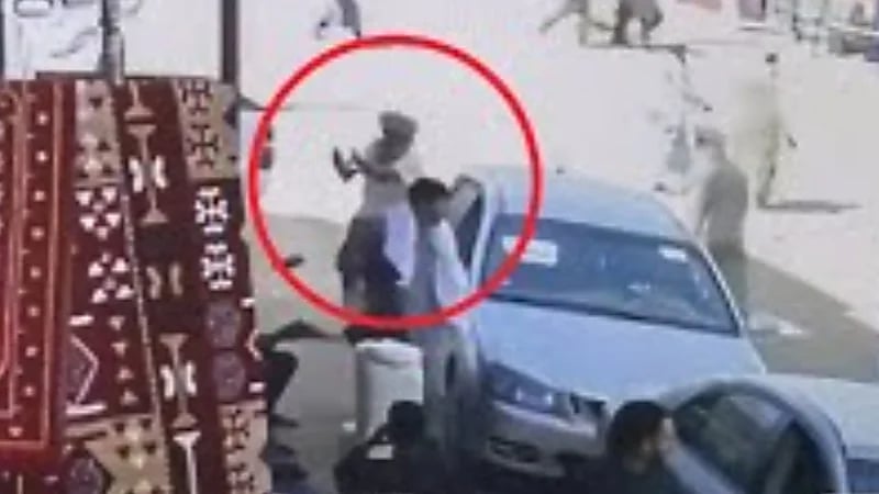 لحظات صادمة لـمـسـلـح يـنـفـذ جريمة قتل في وضح النهار بليبيا .. فيديو