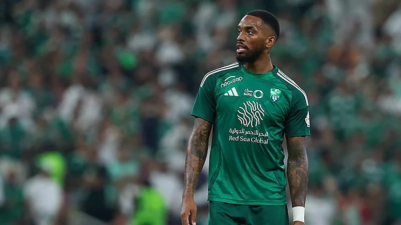 مهاجم الأهلي يتعرض للسرقة في لندن .. صورة