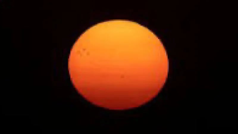 رصد سبع بقع شمسية في سماء الحدود الشمالية عند غروب الشمس