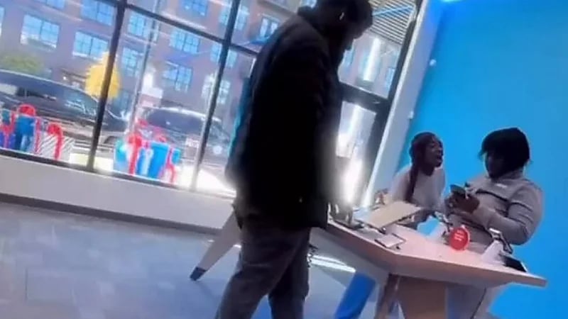 فتاة تنهار بالبكاء بعد أن سحبت منها والدتها الهاتف .. فيديو