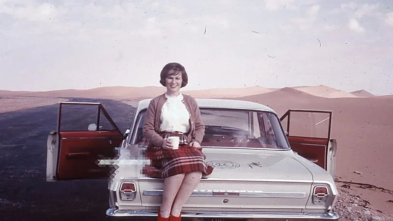 صورة نادرة تظهر سيدة في لحظة هدوء على طريق المنطقة الشرقية