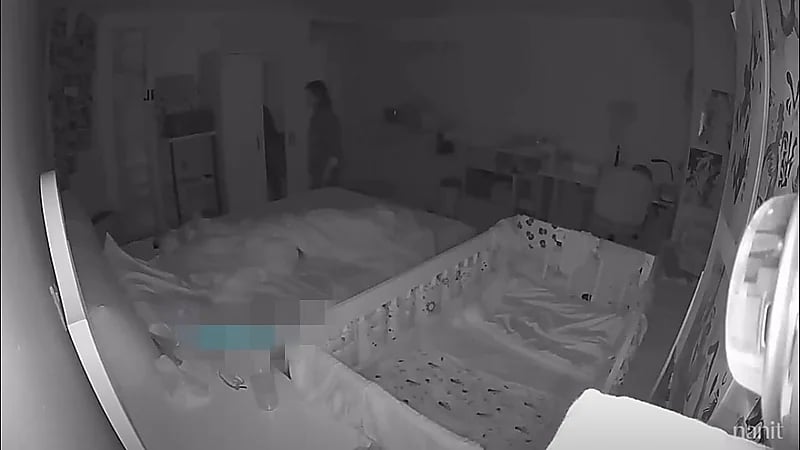 لقطات صادمة لمربية تخنق طفل رضيع وتضـربه بقوة .. فيديو