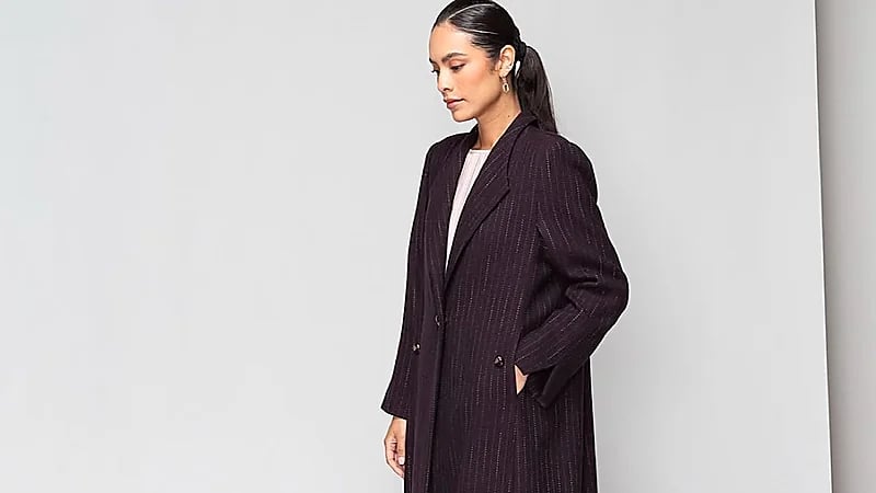 تصاميم مبتكرة للعبايات الخليجية تناسب المرأة العصرية