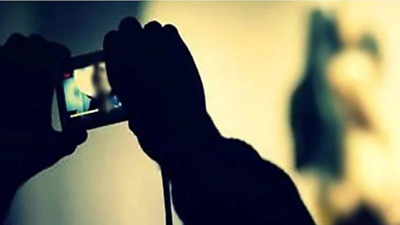 براءة زوج مهووس بتصوير زوجته في أوضاع غير لائقة.. فيديو