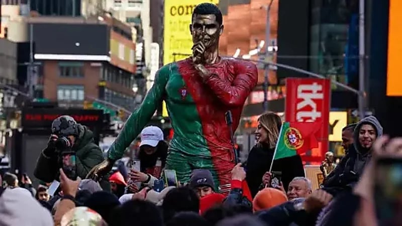 احتفال عشاق رونالدو بعيد ميلاده بتايمز سكوير .. فيديو