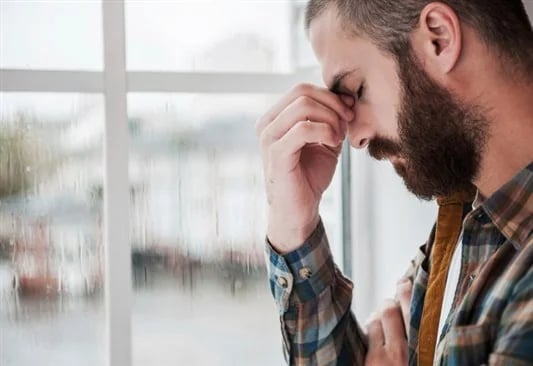 استشاري: الضغوط النفسية تؤدي لمشكلات جسدية وتأجيل الخلافات ضروري .. فيديو