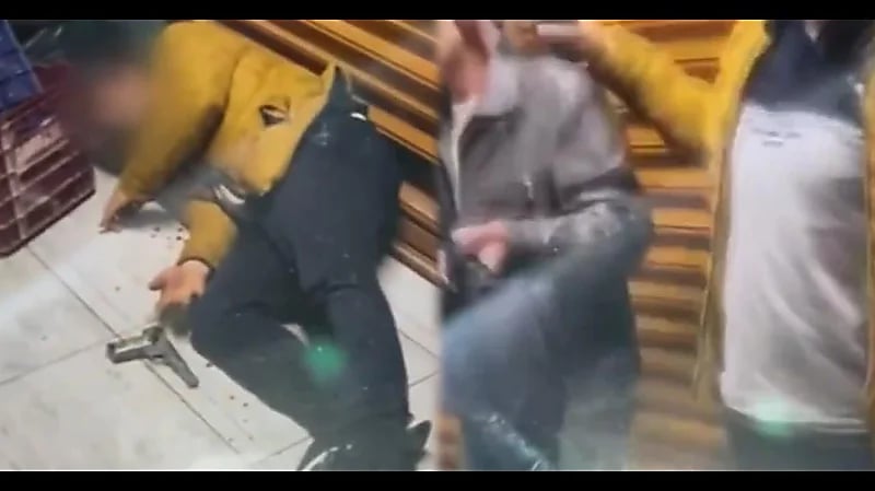 مزاح أصدقاء يسفر عن إطلاق شاب النار على نفسه بالخطأ .. فيديو