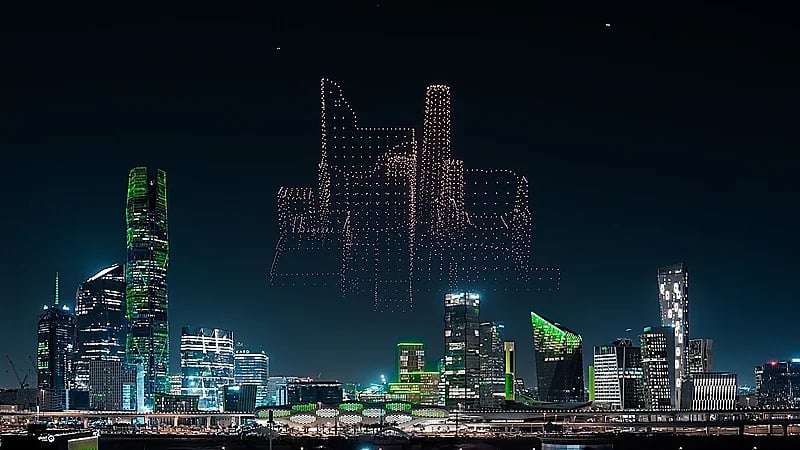 عروض الدرون تشكّل لوحة فنيّة في سماء الرياض احتفاءً بذكرى يوم التأسيس