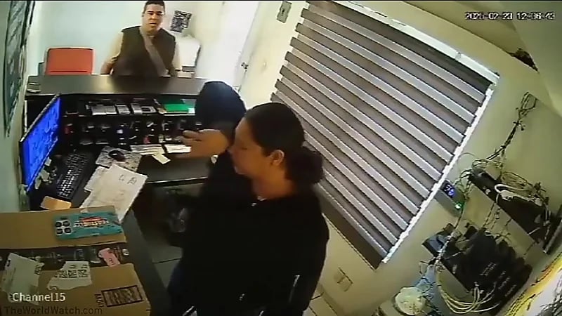 شاب يعاقب موظفة الاستقبال بطريقة غير متوقعة.. فيديو