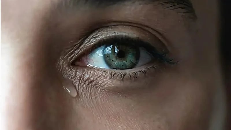 فتاة تعاني من مرض نادر يحول دموعها إلى سائل حارق