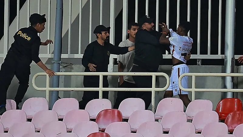 اشتباك حاد بين زكريا هوساوي ومشجع عقب خسارة الرائد .. صور