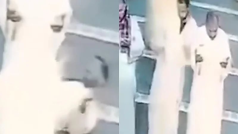 وفاة شاب وهو يؤدي صلاة التراويح بالمسجد  .. فيديو