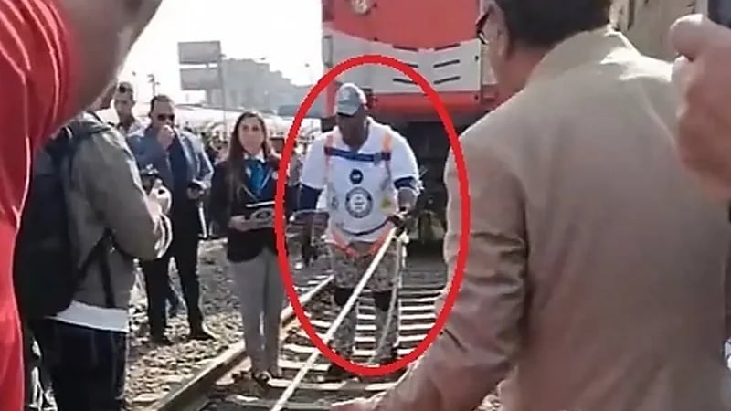 رجل خارق يسحب قطار يزن 279 طنا وسط القاهرة