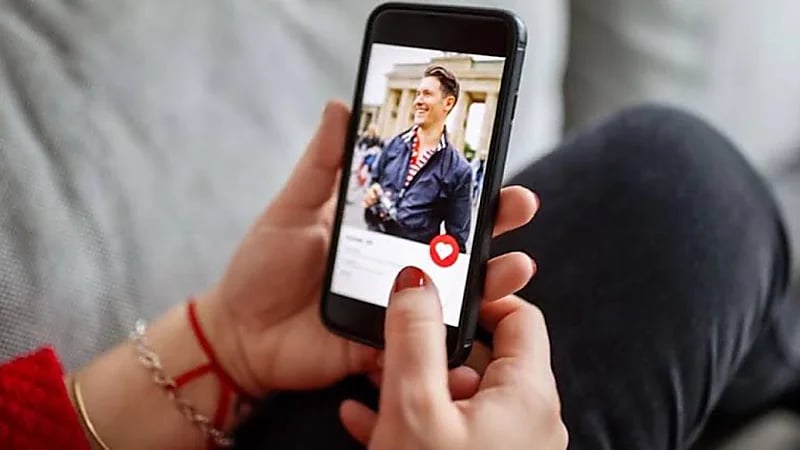 السجن لمدة عامين لشخص انتقم من فتاة بجعلها هدفاً لزبائن تطبيقات المواعدة