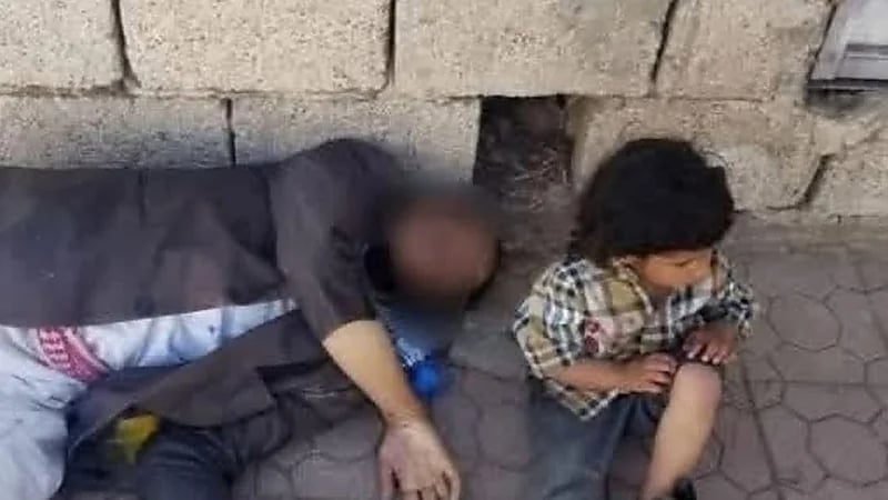 رجل يلفظ أنفاسه الأخيرة أمام طفله في مشهد مأساوي.. فيديو