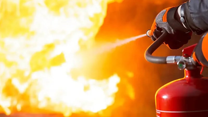 حريق مروع يودي بحياة فتاة ويصيب 5 من أسرتها