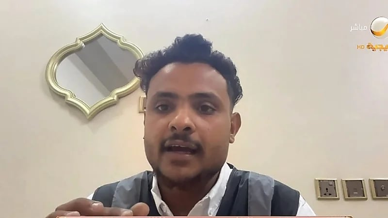 شاب يتحدى العمالة الأجنبية ويتفوق في إصلاح المكيفات .. فيديو