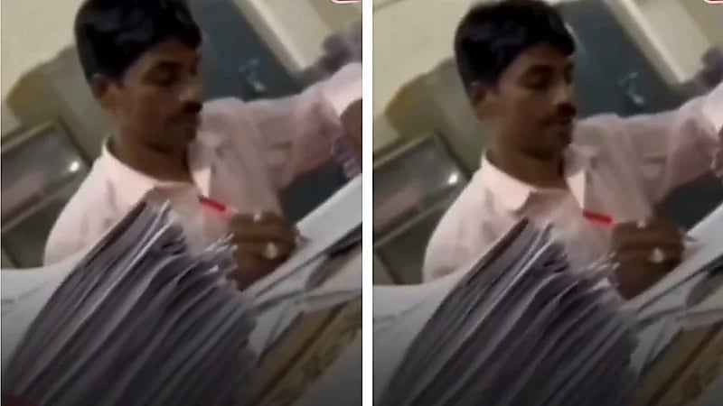 عامل نظافة يقوم بتصحيح امتحانات الطلاب في جامعة هندية .. فيديو