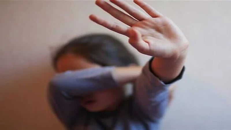 مسن يتحرش بفتاة داخل مركبة نقل عام