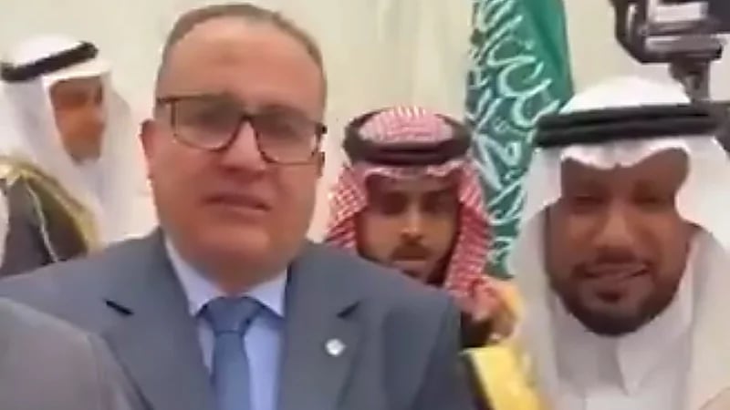 مقطع يظهر الأخوة والمحبة بين الشعبين المصري والسعودي ..فيديو
